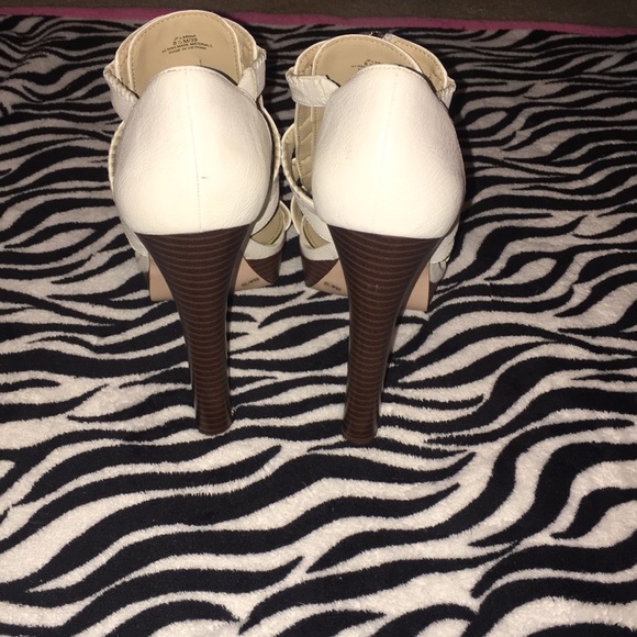 Jessica Simpson white heels with zippers - Picture 3 of 3